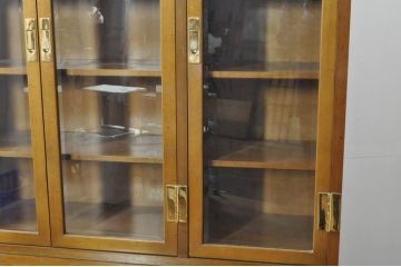中古　カリモク家具(karimoku)　domani(ドマーニ)　Morganton(モーガントン)　希少なライトコニャック色　スタイリッシュな佇まいのカップボード(キャビネット、食器棚、収納棚、戸棚、飾り棚、陳列棚)(定価約130万円)(R-080665)