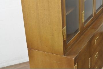 中古　カリモク家具(karimoku)　domani(ドマーニ)　Morganton(モーガントン)　希少なライトコニャック色　スタイリッシュな佇まいのカップボード(キャビネット、食器棚、収納棚、戸棚、飾り棚、陳列棚)(定価約130万円)(R-080665)