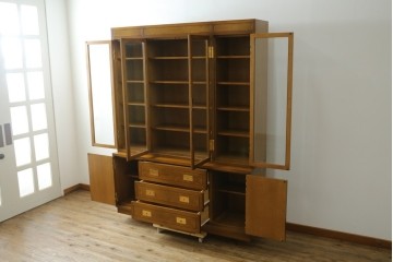 中古　カリモク家具(karimoku)　domani(ドマーニ)　Morganton(モーガントン)　希少なライトコニャック色　スタイリッシュな佇まいのカップボード　定価約130万円　(R-080665)