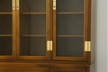 中古　カリモク家具(karimoku)　domani(ドマーニ)　Morganton(モーガントン)　希少なライトコニャック色　スタイリッシュな佇まいのカップボード　定価約130万円　(R-080665)