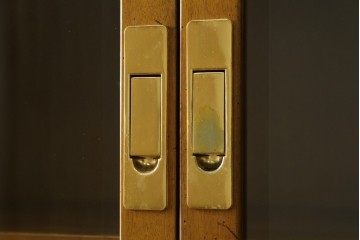 中古　カリモク家具(karimoku)　domani(ドマーニ)　Morganton(モーガントン)　希少なライトコニャック色　スタイリッシュな佇まいのカップボード　定価約130万円　(R-080665)