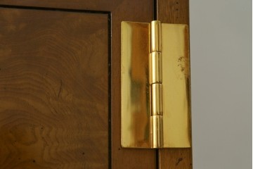中古　カリモク家具(karimoku)　domani(ドマーニ)　Morganton(モーガントン)　希少なライトコニャック色　スタイリッシュな佇まいのカップボード　定価約130万円　(R-080665)