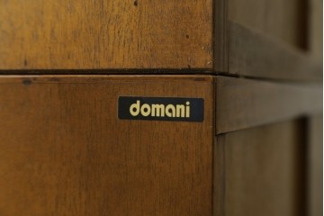 中古　カリモク家具(karimoku)　domani(ドマーニ)　Morganton(モーガントン)　希少なライトコニャック色　スタイリッシュな佇まいのカップボード　定価約130万円　(R-080665)