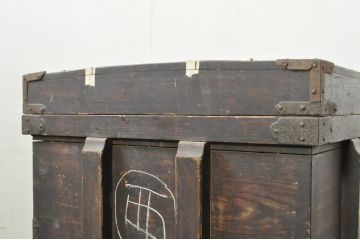 和製アンティーク　江戸期　趣ある佇まいが目を引く金具の立派な車長持(収納箱、収納ボックス、車箪笥、たんす、タンス、ディスプレイ、店舗什器)(R-080669)