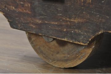 和製アンティーク　江戸期　趣ある佇まいが目を引く金具の立派な車長持(収納箱、収納ボックス、車箪笥、たんす、タンス、ディスプレイ、店舗什器)(R-080669)
