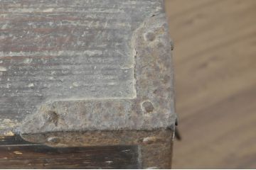 和製アンティーク　江戸期　趣ある佇まいが目を引く金具の立派な車長持(収納箱、収納ボックス、車箪笥、たんす、タンス、ディスプレイ、店舗什器)(R-080669)