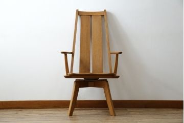 中古　美品　希少な廃番品　飛騨清見工房(HIDA kiyomi koubou)(大日家具工業)　楢(ナラ)材　無垢　ナラ無垢材がふんだんに使用された回転式アームチェア(板座チェア、回転イス、ダイニングチェア、アームチェア、椅子)(定価約10万円)(R-080671)
