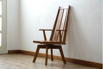 中古　美品　希少な廃番品　飛騨清見工房(HIDA kiyomi koubou)(大日家具工業)　楢(ナラ)材　無垢　ナラ無垢材がふんだんに使用された回転式アームチェア(板座チェア、回転イス、ダイニングチェア、アームチェア、椅子)(定価約10万円)(R-080671)