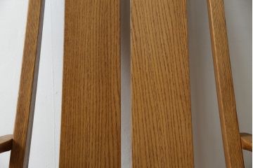 中古　美品　希少な廃番品　飛騨清見工房(HIDA kiyomi koubou)(大日家具工業)　楢(ナラ)材　無垢　ナラ無垢材がふんだんに使用された回転式アームチェア(板座チェア、回転イス、ダイニングチェア、アームチェア、椅子)(定価約10万円)(R-080671)