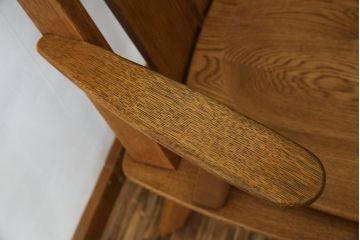 中古　美品　希少な廃番品　飛騨清見工房(HIDA kiyomi koubou)(大日家具工業)　楢(ナラ)材　無垢　ナラ無垢材がふんだんに使用された回転式アームチェア(板座チェア、回転イス、ダイニングチェア、アームチェア、椅子)(定価約10万円)(R-080671)