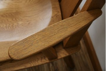 中古　美品　希少な廃番品　飛騨清見工房(HIDA kiyomi koubou)(大日家具工業)　楢(ナラ)材　無垢　ナラ無垢材がふんだんに使用された回転式アームチェア(板座チェア、回転イス、ダイニングチェア、アームチェア、椅子)(定価約10万円)(R-080671)