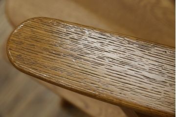 中古　美品　希少な廃番品　飛騨清見工房(HIDA kiyomi koubou)(大日家具工業)　楢(ナラ)材　無垢　ナラ無垢材がふんだんに使用された回転式アームチェア(板座チェア、回転イス、ダイニングチェア、アームチェア、椅子)(定価約10万円)(R-080671)