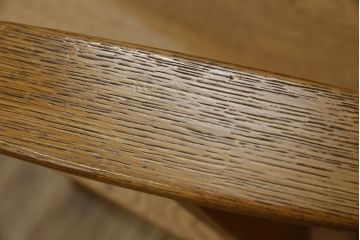 中古　美品　希少な廃番品　飛騨清見工房(HIDA kiyomi koubou)(大日家具工業)　楢(ナラ)材　無垢　ナラ無垢材がふんだんに使用された回転式アームチェア(板座チェア、回転イス、ダイニングチェア、アームチェア、椅子)(定価約10万円)(R-080671)