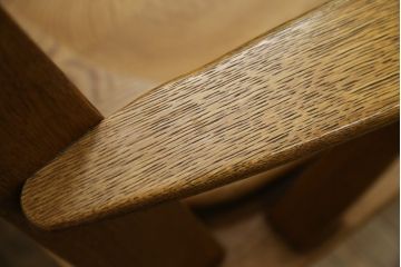 中古　美品　希少な廃番品　飛騨清見工房(HIDA kiyomi koubou)(大日家具工業)　楢(ナラ)材　無垢　ナラ無垢材がふんだんに使用された回転式アームチェア(板座チェア、回転イス、ダイニングチェア、アームチェア、椅子)(定価約10万円)(R-080671)