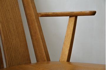 中古　美品　希少な廃番品　飛騨清見工房(HIDA kiyomi koubou)(大日家具工業)　楢(ナラ)材　無垢　ナラ無垢材がふんだんに使用された回転式アームチェア(板座チェア、回転イス、ダイニングチェア、アームチェア、椅子)(定価約10万円)(R-080671)