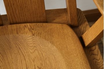 中古　美品　希少な廃番品　飛騨清見工房(HIDA kiyomi koubou)(大日家具工業)　楢(ナラ)材　無垢　ナラ無垢材がふんだんに使用された回転式アームチェア(板座チェア、回転イス、ダイニングチェア、アームチェア、椅子)(定価約10万円)(R-080671)