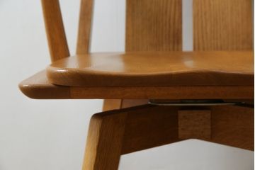 中古　美品　希少な廃番品　飛騨清見工房(HIDA kiyomi koubou)(大日家具工業)　楢(ナラ)材　無垢　ナラ無垢材がふんだんに使用された回転式アームチェア(板座チェア、回転イス、ダイニングチェア、アームチェア、椅子)(定価約10万円)(R-080671)