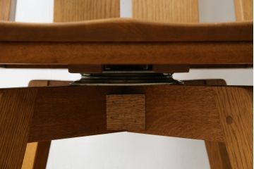 中古　美品　希少な廃番品　飛騨清見工房(HIDA kiyomi koubou)(大日家具工業)　楢(ナラ)材　無垢　ナラ無垢材がふんだんに使用された回転式アームチェア(板座チェア、回転イス、ダイニングチェア、アームチェア、椅子)(定価約10万円)(R-080671)