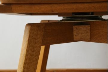 中古　美品　希少な廃番品　飛騨清見工房(HIDA kiyomi koubou)(大日家具工業)　楢(ナラ)材　無垢　ナラ無垢材がふんだんに使用された回転式アームチェア(板座チェア、回転イス、ダイニングチェア、アームチェア、椅子)(定価約10万円)(R-080671)