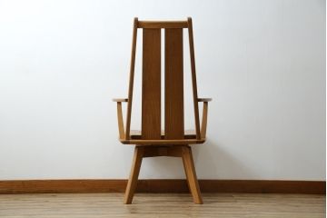 中古　美品　希少な廃番品　飛騨清見工房(HIDA kiyomi koubou)(大日家具工業)　楢(ナラ)材　無垢　ナラ無垢材がふんだんに使用された回転式アームチェア(板座チェア、回転イス、ダイニングチェア、アームチェア、椅子)(定価約10万円)(R-080671)