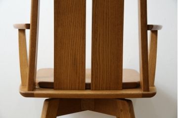 中古　美品　希少な廃番品　飛騨清見工房(HIDA kiyomi koubou)(大日家具工業)　楢(ナラ)材　無垢　ナラ無垢材がふんだんに使用された回転式アームチェア(板座チェア、回転イス、ダイニングチェア、アームチェア、椅子)(定価約10万円)(R-080671)
