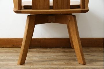 中古　美品　希少な廃番品　飛騨清見工房(HIDA kiyomi koubou)(大日家具工業)　楢(ナラ)材　無垢　ナラ無垢材がふんだんに使用された回転式アームチェア(板座チェア、回転イス、ダイニングチェア、アームチェア、椅子)(定価約10万円)(R-080671)
