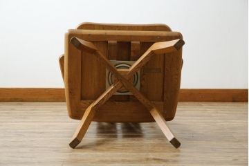 中古　美品　希少な廃番品　飛騨清見工房(HIDA kiyomi koubou)(大日家具工業)　楢(ナラ)材　無垢　ナラ無垢材がふんだんに使用された回転式アームチェア(板座チェア、回転イス、ダイニングチェア、アームチェア、椅子)(定価約10万円)(R-080671)