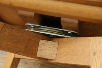 中古　美品　希少な廃番品　飛騨清見工房(HIDA kiyomi koubou)(大日家具工業)　楢(ナラ)材　無垢　ナラ無垢材がふんだんに使用された回転式アームチェア(板座チェア、回転イス、ダイニングチェア、アームチェア、椅子)(定価約10万円)(R-080671)