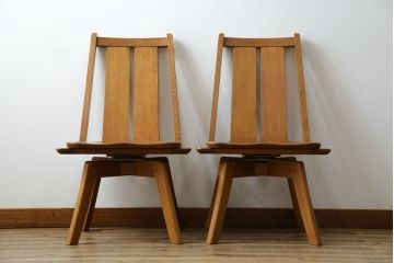 中古　美品　希少な廃番品　飛騨清見工房(HIDA kiyomi koubou)(大日家具工業)　楢(ナラ)材　無垢　ナラ無垢材がふんだんに使用された回転チェア2脚セット(板座チェア、回転イス、ダイニングチェア、椅子、バラ売り可能)(定価2脚で約16万円)(R-080672)