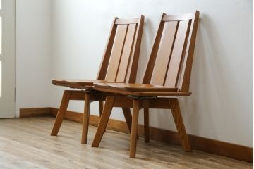 中古　美品　希少な廃番品　飛騨清見工房(HIDA kiyomi koubou)(大日家具工業)　楢(ナラ)材　無垢　ナラ無垢材がふんだんに使用された回転チェア2脚セット(板座チェア、回転イス、ダイニングチェア、椅子、バラ売り可能)(定価2脚で約16万円)(R-080672)
