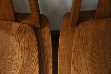 中古　美品　希少な廃番品　飛騨清見工房(HIDA kiyomi koubou)(大日家具工業)　楢(ナラ)材　無垢　ナラ無垢材がふんだんに使用された回転チェア2脚セット(板座チェア、回転イス、ダイニングチェア、椅子、バラ売り可能)(定価2脚で約16万円)(R-080672)