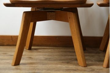 中古　美品　希少な廃番品　飛騨清見工房(HIDA kiyomi koubou)(大日家具工業)　楢(ナラ)材　無垢　ナラ無垢材がふんだんに使用された回転チェア2脚セット(板座チェア、回転イス、ダイニングチェア、椅子、バラ売り可能)(定価2脚で約16万円)(R-080672)
