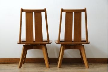 中古　美品　希少な廃番品　飛騨清見工房(HIDA kiyomi koubou)(大日家具工業)　楢(ナラ)材　無垢　ナラ無垢材がふんだんに使用された回転チェア2脚セット(板座チェア、回転イス、ダイニングチェア、椅子、バラ売り可能)(定価2脚で約16万円)(R-080672)