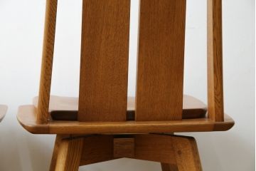 中古　美品　希少な廃番品　飛騨清見工房(HIDA kiyomi koubou)(大日家具工業)　楢(ナラ)材　無垢　ナラ無垢材がふんだんに使用された回転チェア2脚セット(板座チェア、回転イス、ダイニングチェア、椅子、バラ売り可能)(定価2脚で約16万円)(R-080672)