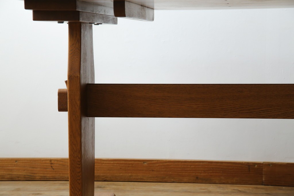 中古　希少な廃番品　飛騨清見工房(HIDA kiyomi koubou)(大日家具工業)　楢(ナラ)材　無垢　ナラ無垢材がふんだんに使用されたダイニングテーブル　定価約24万円　(R-080673)