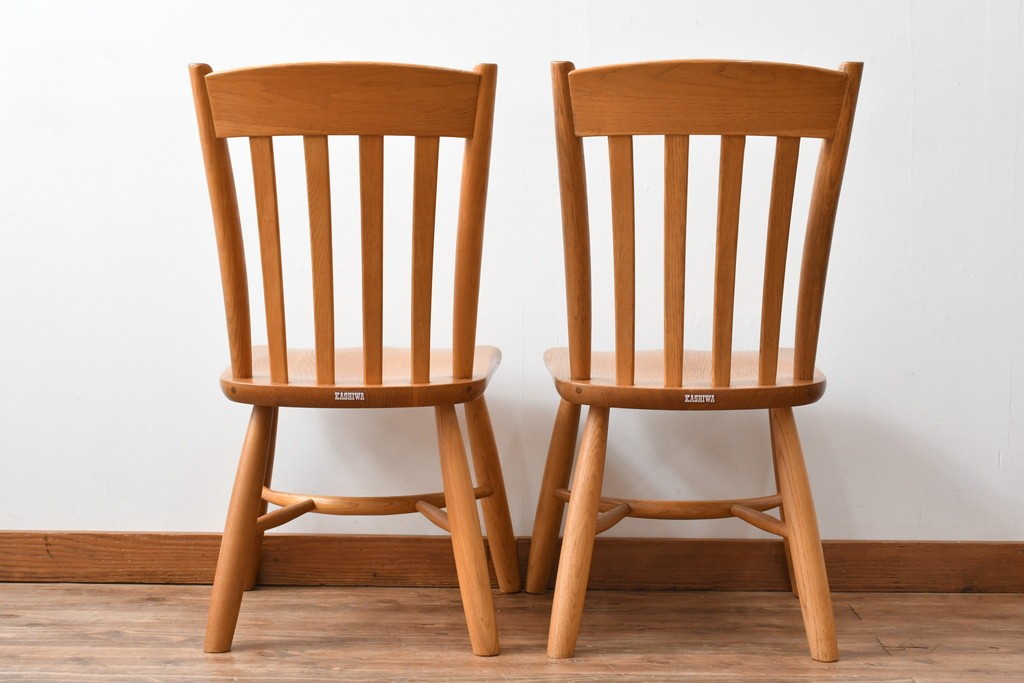中古　柏木工(カシワ木工、KASHIWA)　楢(ナラ)材　木の温かみある風合いが魅力的なダイニングチェア2脚セット　(R-080674)