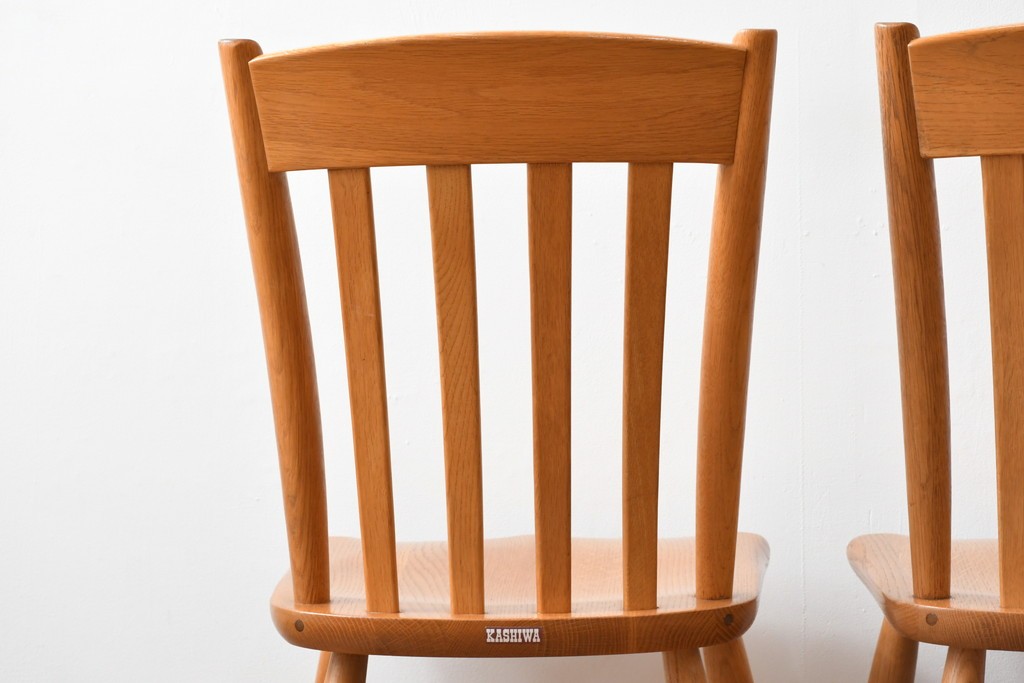 中古　柏木工(カシワ木工、KASHIWA)　楢(ナラ)材　木の温かみある風合いが魅力的なダイニングチェア2脚セット　(R-080674)