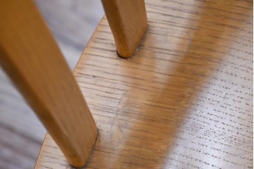 中古　柏木工(カシワ木工、KASHIWA)　楢(ナラ)材　木の温かみある風合いが魅力的なダイニングチェア2脚セット　(R-080674)