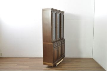 中古　美品　maruni(マルニ木工)　地中海ロイヤルシリーズ(ROYAL)　 シックな佇まいが魅力的なキャビネット(食器棚、収納棚、戸棚、カップボード、飾り棚、本箱)(定価約90万円)(R-080678)