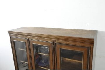 中古　美品　maruni(マルニ木工)　地中海ロイヤルシリーズ(ROYAL)　 シックな佇まいが魅力的なキャビネット(食器棚、収納棚、戸棚、カップボード、飾り棚、本箱)(定価約90万円)(R-080678)