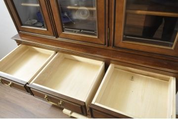 中古　美品　maruni(マルニ木工)　地中海ロイヤルシリーズ(ROYAL)　 シックな佇まいが魅力的なキャビネット(食器棚、収納棚、戸棚、カップボード、飾り棚、本箱)(定価約90万円)(R-080678)