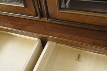中古　美品　maruni(マルニ木工)　地中海ロイヤルシリーズ(ROYAL)　 シックな佇まいが魅力的なキャビネット(食器棚、収納棚、戸棚、カップボード、飾り棚、本箱)(定価約90万円)(R-080678)