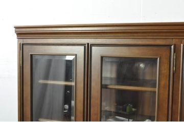 中古　美品　maruni(マルニ木工)　地中海ロイヤルシリーズ(ROYAL)　 シックな佇まいが魅力的なキャビネット(食器棚、収納棚、戸棚、カップボード、飾り棚、本箱)(定価約90万円)(R-080678)