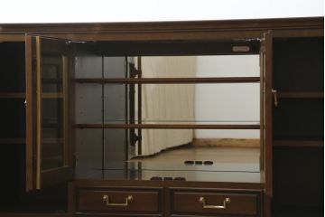 中古　美品　maruni(マルニ木工)　地中海ロイヤルシリーズ(ROYAL)　クラシカルな雰囲気を醸し出すサイドボード(キャビネット、収納棚、戸棚、飾り棚)(定価約54万円)(R-080679)