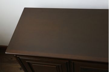 中古　美品　maruni(マルニ木工)　地中海ロイヤルシリーズ(ROYAL)　クラシカルな雰囲気を醸し出すサイドボード(キャビネット、収納棚、戸棚、飾り棚)(定価約54万円)(R-080679)