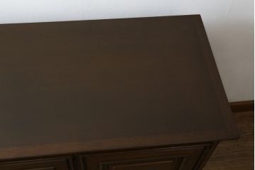 中古　美品　maruni(マルニ木工)　地中海ロイヤルシリーズ(ROYAL)　クラシカルな雰囲気を醸し出すサイドボード(キャビネット、収納棚、戸棚、飾り棚)(定価約54万円)(R-080679)