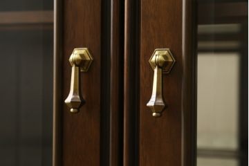 中古　美品　maruni(マルニ木工)　地中海ロイヤルシリーズ(ROYAL)　クラシカルな雰囲気を醸し出すサイドボード(キャビネット、収納棚、戸棚、飾り棚)(定価約54万円)(R-080679)