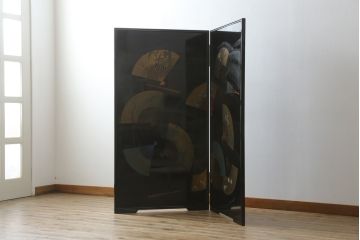 和製ビンテージ　新品未使用　展示品　超美品　香川漆器　漆工芸品　漆絵　貫涯　扇に草花の図が美しく描かれた折り畳み衝立(衝立て、つい立て、衝い立て、パーテーション、間仕切り、ディスプレイ、店舗什器、ヴィンテージ)(定価約200万円)(R-080687)