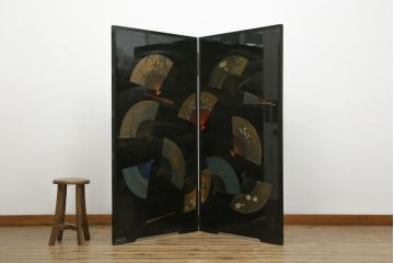 和製ビンテージ　新品未使用　展示品　超美品　香川漆器　漆工芸品　漆絵　貫涯　扇に草花の図が美しく描かれた折り畳み衝立(衝立て、つい立て、衝い立て、パーテーション、間仕切り、ディスプレイ、店舗什器、ヴィンテージ)(定価約200万円)(R-080687)