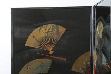 和製ビンテージ　新品未使用　展示品　超美品　香川漆器　漆工芸品　漆絵　貫涯　扇に草花の図が美しく描かれた折り畳み衝立(衝立て、つい立て、衝い立て、パーテーション、間仕切り、ディスプレイ、店舗什器、ヴィンテージ)(定価約200万円)(R-080687)